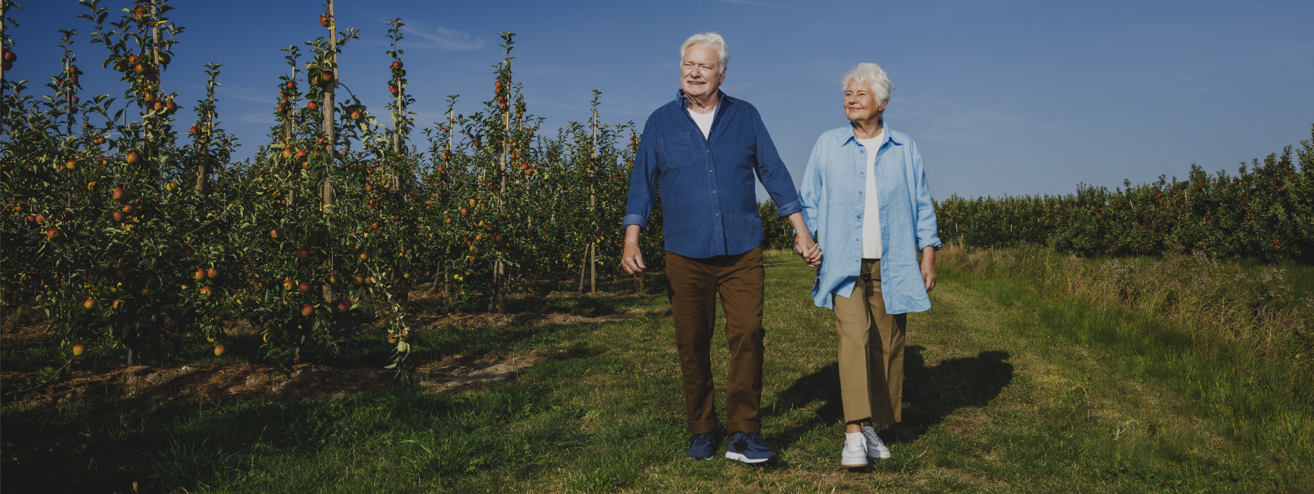  Paar mit Diabetes geht gemeinsam spazieren.