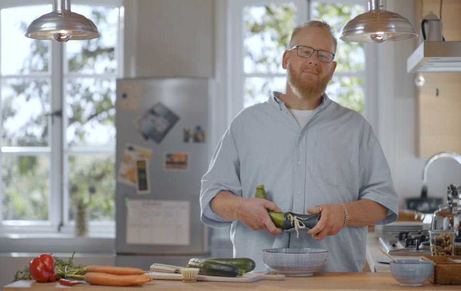 Ein Mann mit Typ 2 Diabetes nutzt den Spiralschneider zur Zubereitung von Zucchini Spaghetti.