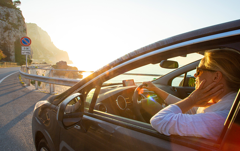 Frau mit Typ 2 Diabetes fährt Auto im Urlaub