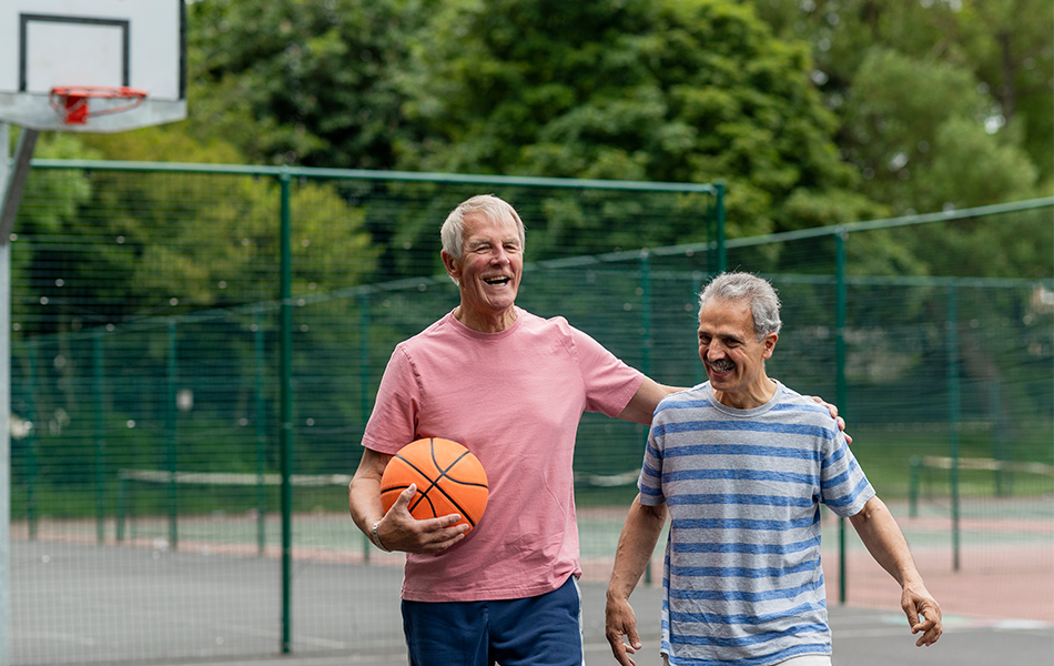 Älterer Herr mit Typ 2 Diabetes treibt regelmäßig Sport mit seinen Freunden