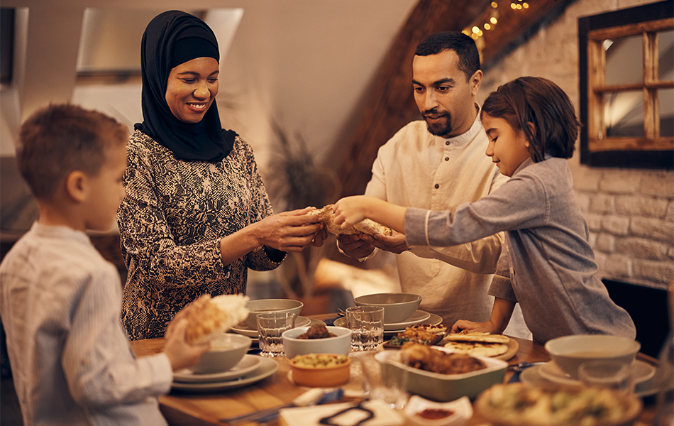 Auch Musliminnen und Muslime mit Typ 2 Diabetes können während des Ramadans gegebenenfalls fasten, wenn sie sich gut vorbereiten. 