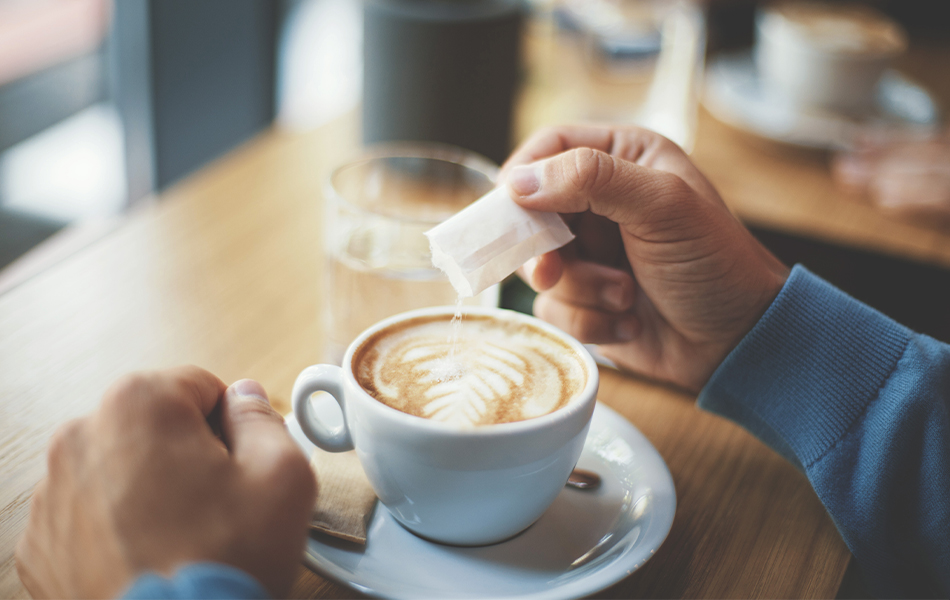 Ob hochverarbeitete Lebensmittel, Softdrinks oder der Zucker im Kaffee, freier Zucker sollte nur in überschaubaren Mengen konsumiert werden.