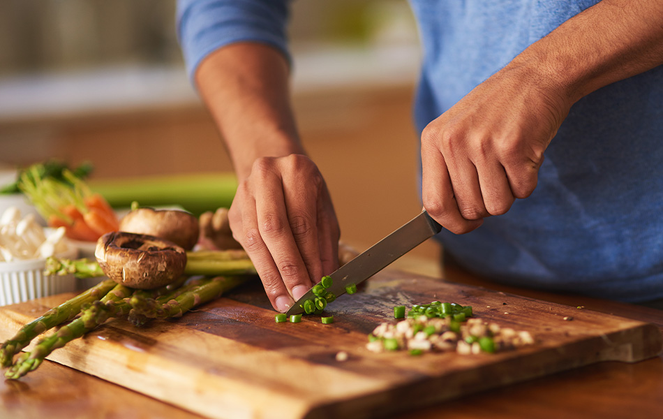 Gesunde Ernährung und Intervallfasten können beim Abnehmen helfen.