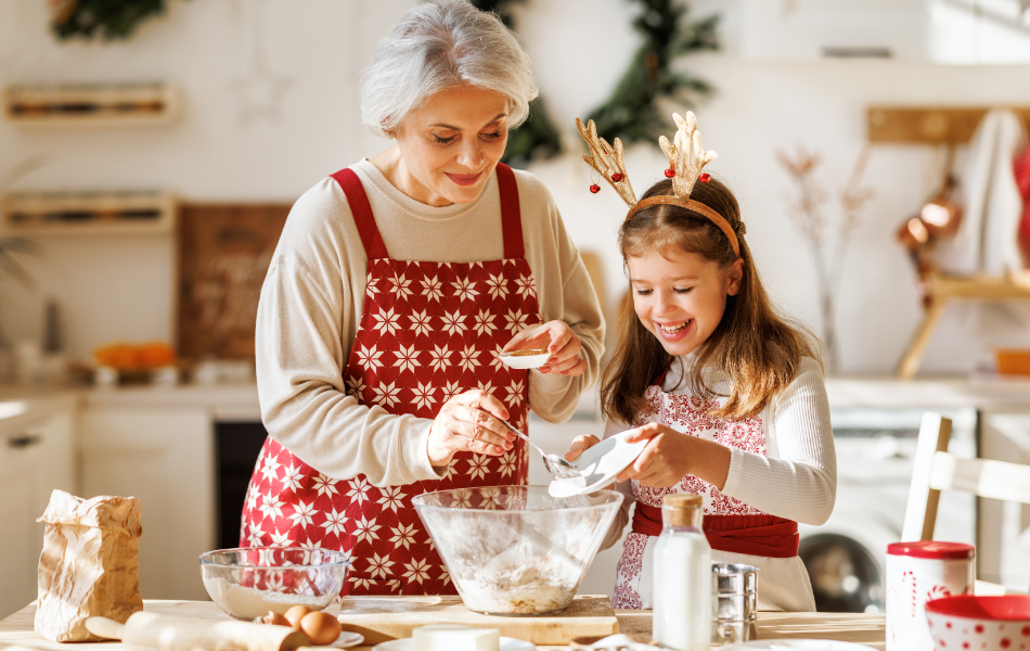 Eine ältere Frau und ihre Enkelin backen diabetiker-freundliche Weihnachtsplätzchen.