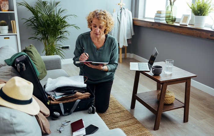 Frau mit Typ 2 Diabetes bereitet Urlaub mithilfe einer Checkliste vor 