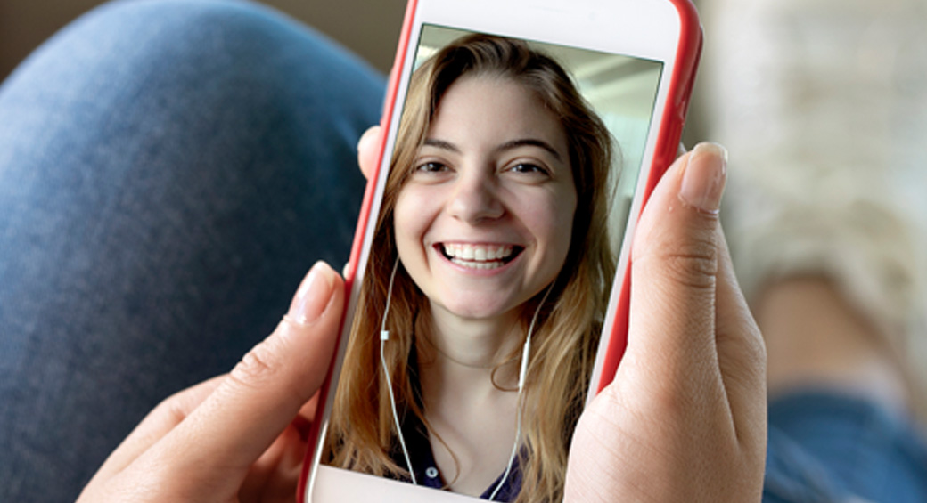 Smartphone that shows videocall with a woman.